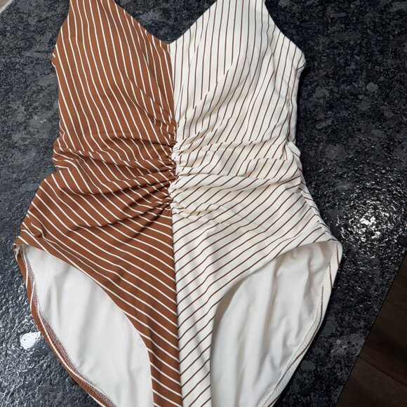 Calia by Carrie Underwood Women's Ruched one piece lined swimsuit size 8 - Picture 4 of 13